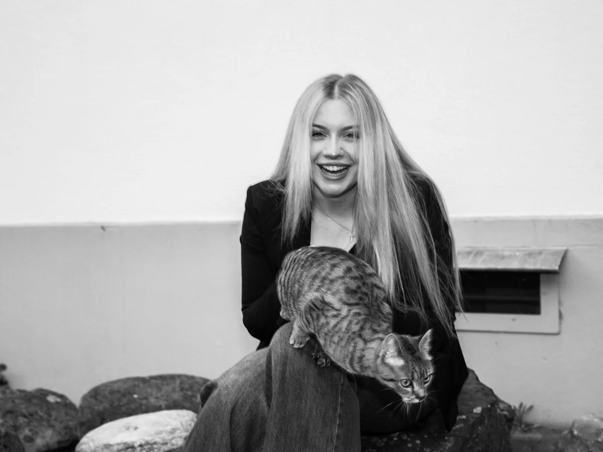 Aimy will mit ihrem Buch mehr Verständnis für neurodivergente Menschen schaffen. Aimy Steiner sitzt draussen mit einer ihrer Katzen.